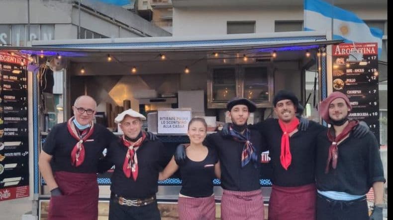 El basquetbolista pergaminense que la rompe como asador ambulante en Italia