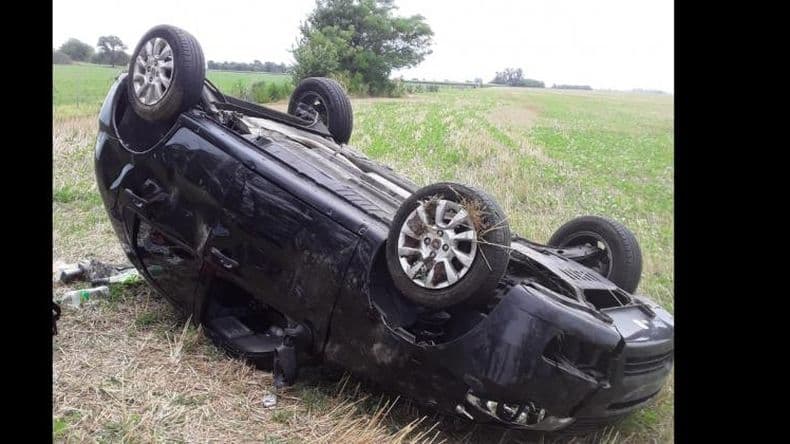 Volcoacute un auto y dos mujeres debieron ser trasladadas al Hospital