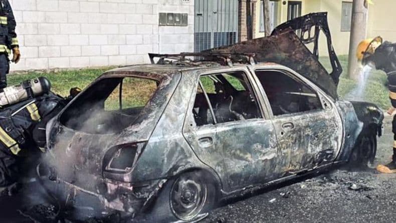 Un auto quedoacute destruido luego de incendiarse en el barrio Centenario