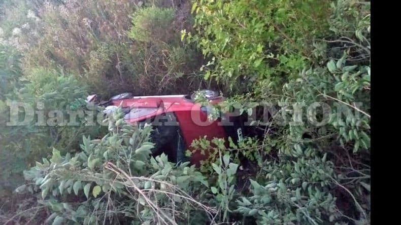Volcoacute un automoacutevil en la ruta Nordm 8 y tres personas resultaron herid