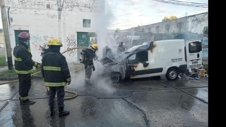 Un utilitario quedoacute destruido por un incendio en Siria al 100