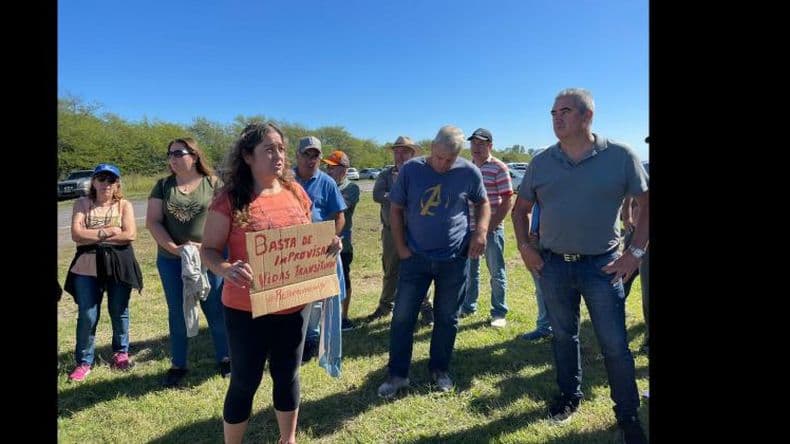 Vecinos autoconvocados reclamaron obras para un sector de la ruta Nº 188