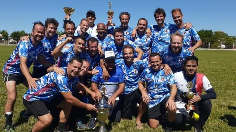 El equipo A la deriva campeoacuten en un torneo nacional de fuacutetbol senior