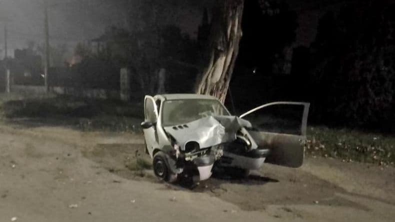 Una mujer perdioacute el control de su auto e impactoacute contra un aacuterbol