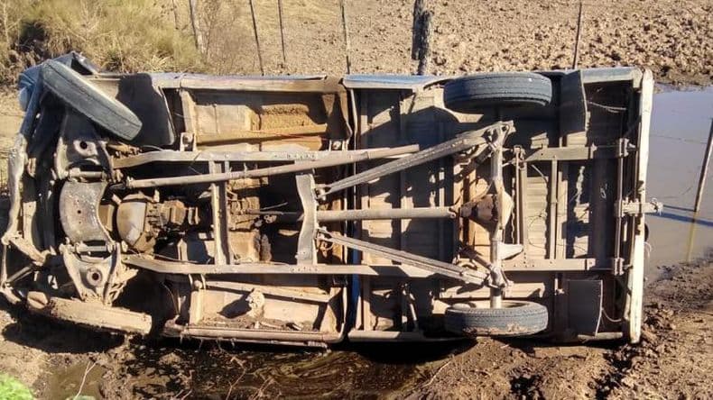 Vuelco de una camioneta en un camino rural cerca de Acevedo