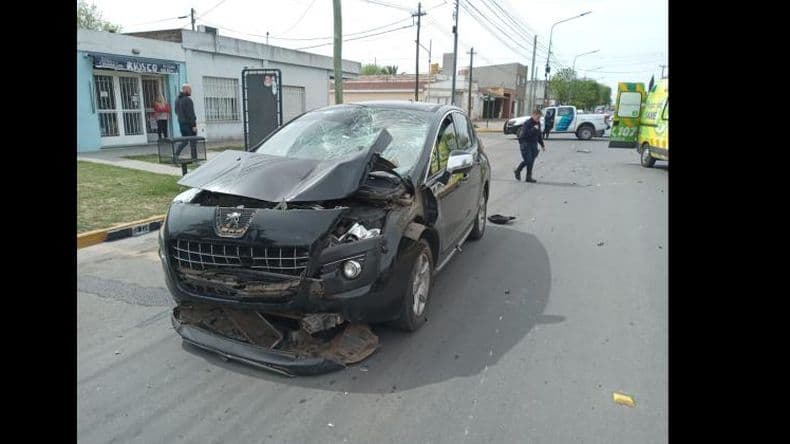 Colisionaron una moto y un automoacutevil- una joven en grave estado