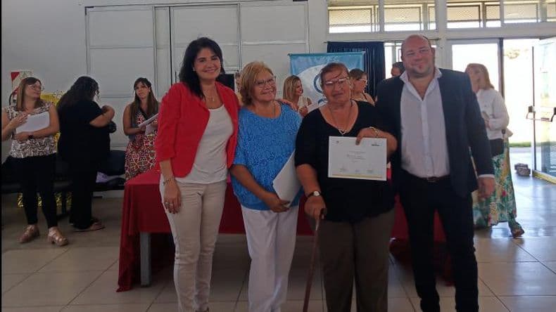 Emprender- numerosos ciudadanos recibieron su certificado