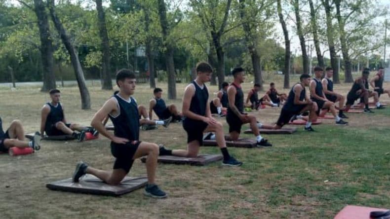 Con caras nuevas Douglas comenzoacute su pretemporada