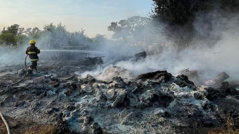 Importante intervencioacuten de Bomberos en un incendio de grandes dimensiones