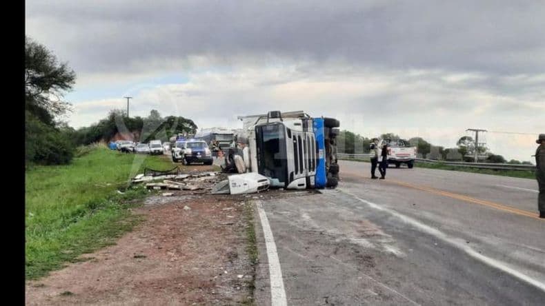 Salta- un camioacuten frigoriacutefico volcoacute y vecinos se robaron 11000 kil