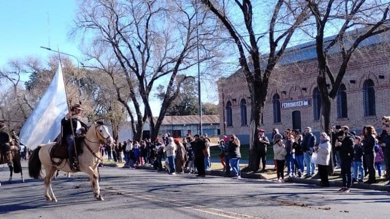 Diacutea de la independencia- cientos de pergaminenses disfrutaron del desfile t