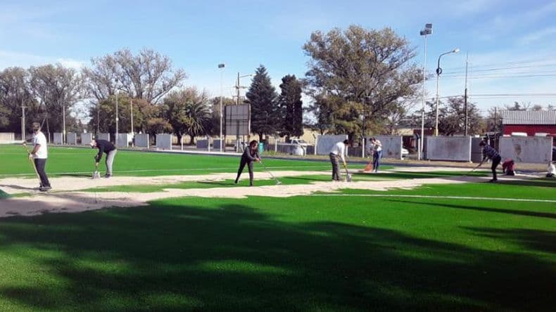 Viajantes da el uacuteltimo paso hacia la cancha de hockey de ceacutesped sintea