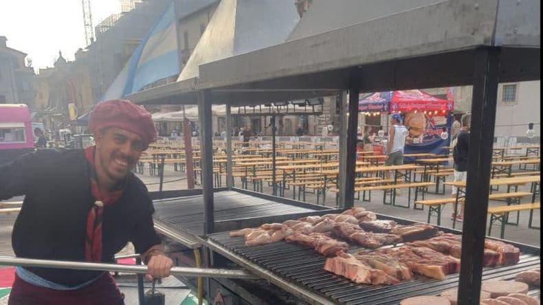 El basquetbolista pergaminense que la rompe como asador ambulante en Italia
