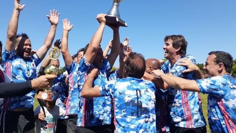 El equipo A la deriva campeoacuten en un torneo nacional de fuacutetbol senior
