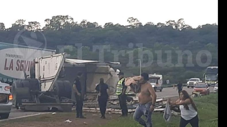 Salta- un camioacuten frigoriacutefico volcoacute y vecinos se robaron 11000 kil