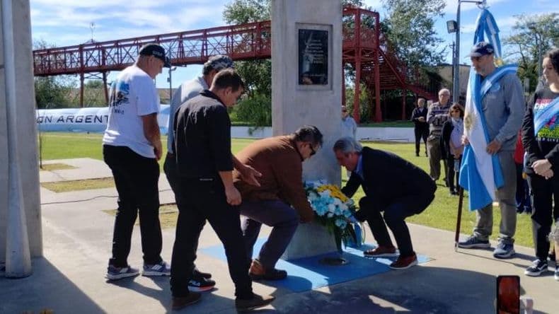 Sentido homenaje a los heacuteroes y excombatientes de Malvinas