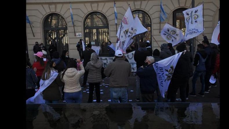 Una vez maacutes empleados del Bingo se movilizaron pidiendo poder trabajar