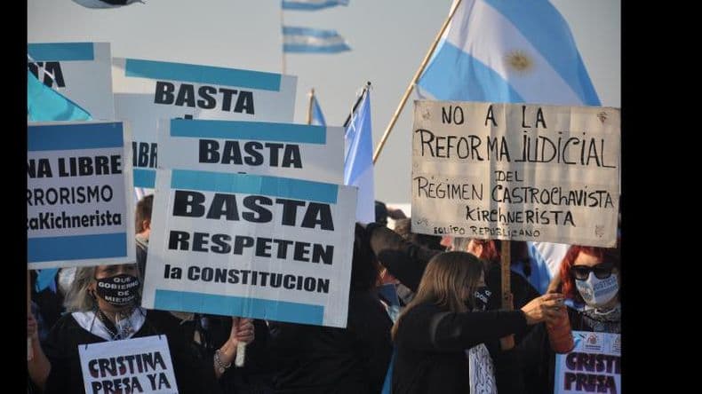 Masiva protesta multisectorial en San Nicolaacutes contra el Gobierno