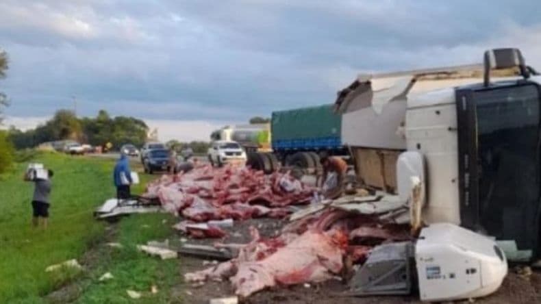 Salta- un camioacuten frigoriacutefico volcoacute y vecinos se robaron 11000 kil