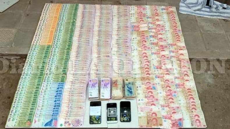 A la banda que vendiacutea cocaiacutena le secuestraron autos motos y una gran c