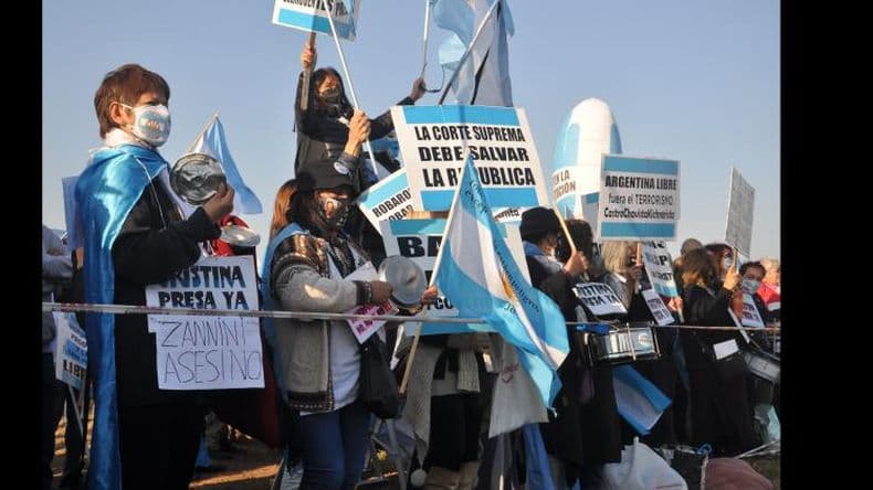 Masiva protesta multisectorial en San Nicolaacutes contra el Gobierno