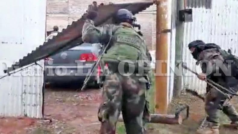 A la banda que vendiacutea cocaiacutena le secuestraron autos motos y una gran c