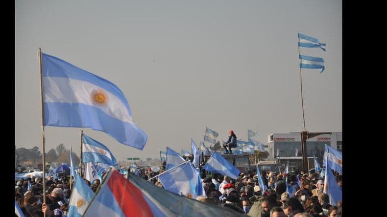 Masiva protesta multisectorial en San Nicolaacutes contra el Gobierno