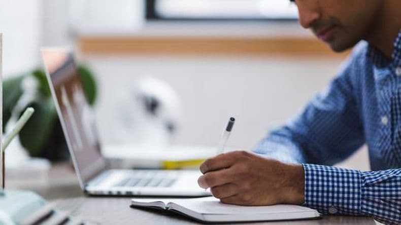 Seguros: lanzan un plan anual de capacitación en IA para el mundo laboral