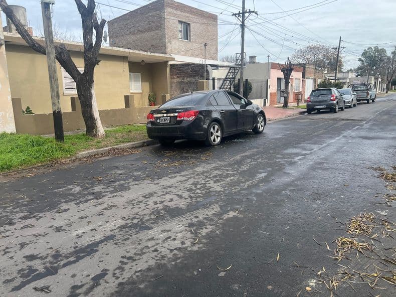 Atentado incendiario: arrojaron fuego con combustible, en dos dispositivos tipo molotov, a un auto estacionado