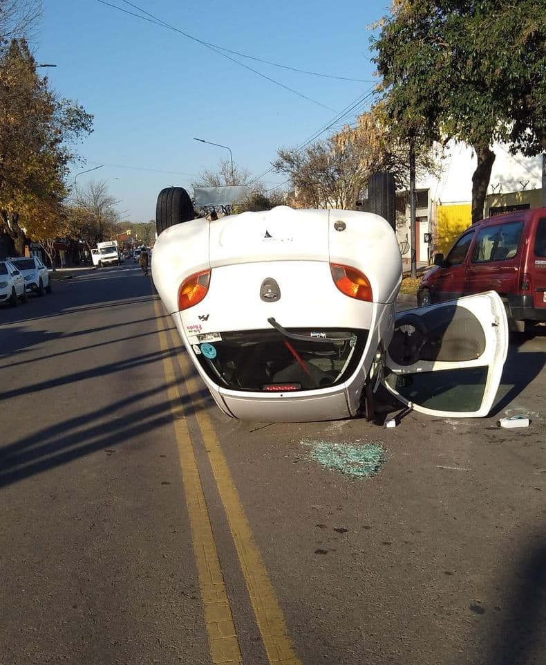 Un auto volcó en el Centro por una avería en el tren delantero