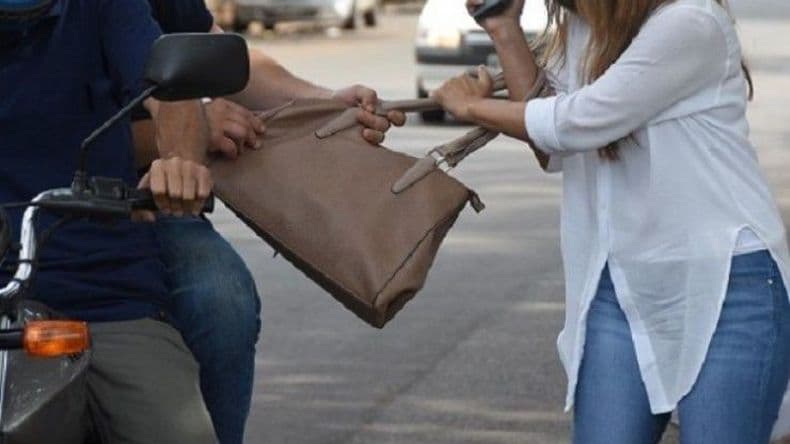 Motochorro: le robaron el bolso del canasto de la bicicleta a una mujer en el barrio Martín Illia