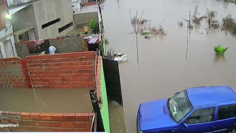 Arrecifes bajo el agua: rutas cortadas, 200 evacuados y el río aún en crecimiento