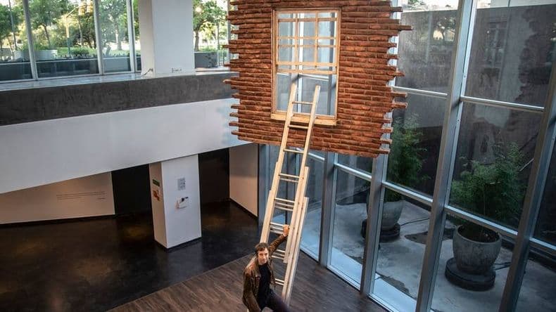La muestra de Leandro Erlich que juega con la arquitectura en Buenos Aires