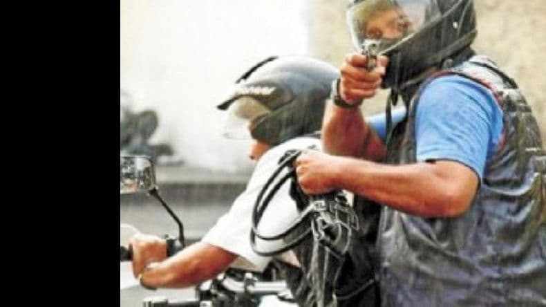 Le robaron la moto a una mujer a mano armada