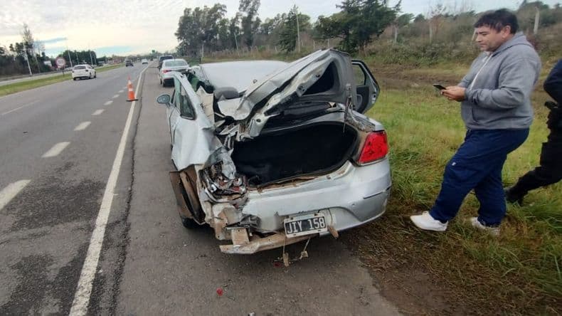 Pudo ser una tragedia: cuatro efectivos policiales resultaron ilesos en un grave siniestro en la autopista