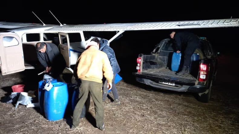 La avioneta, de un vuelo clandestino, que aterrizó en un campo de la zona rural de Arroyo del Medio