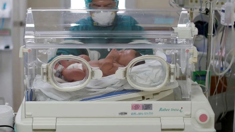 Dolor y esperanza: falleció una joven embarazada de un infarto y los médicos lograron salvar a la beba prematura