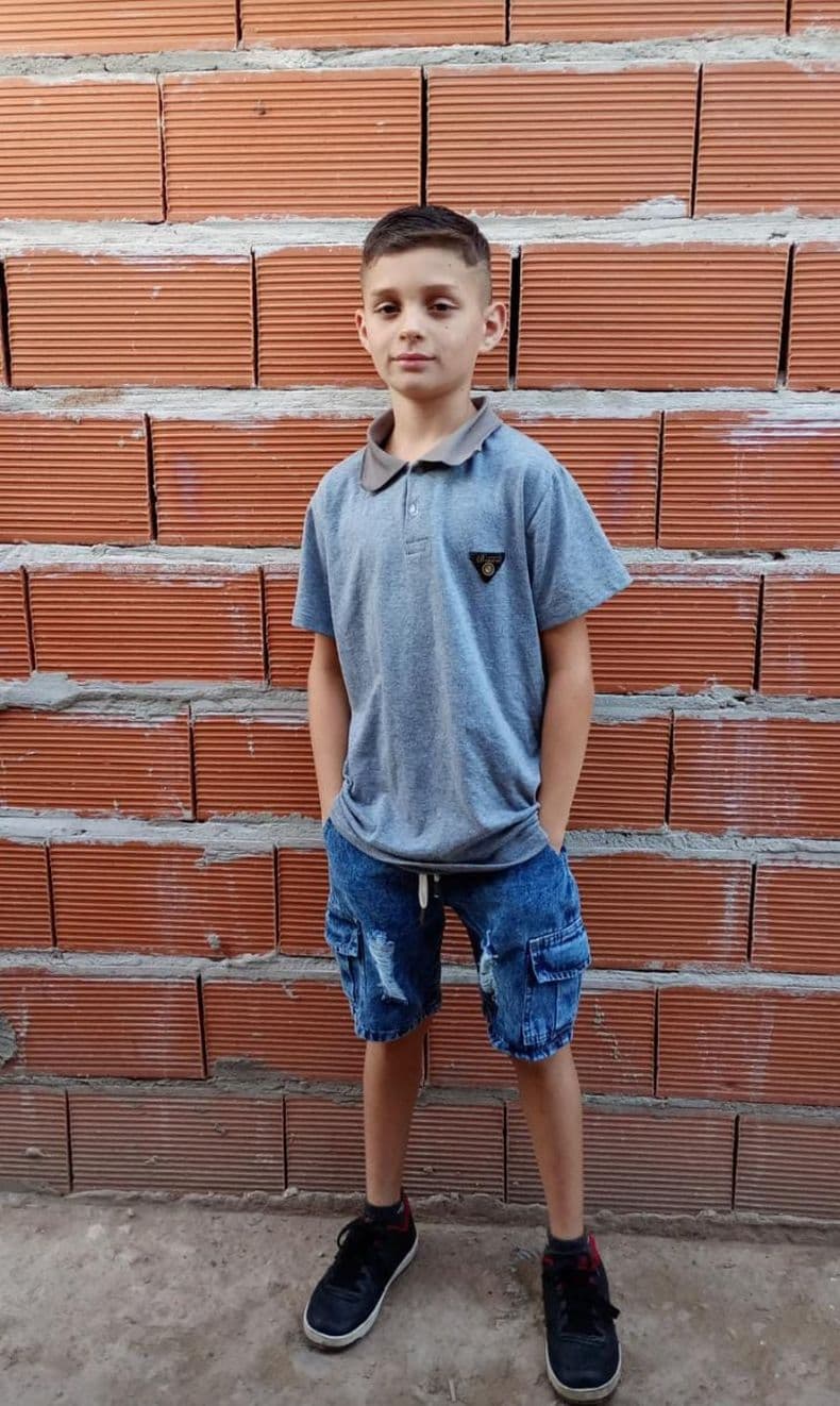 El niño Benjamín Larraburu dice palabras cortas, onomatopeyas y responde a estímulos como signos de mejoría