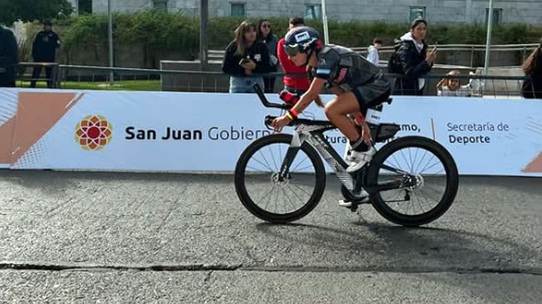 La triatleta pergaminense tuvo una muy buena actuación en el tramo de ciclismo.