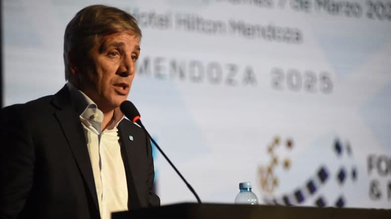 Luis Caputo analizó qué pasará con el dólar tras acuerdo con el FMI: "Lo que hagamos no afectará a la gente"