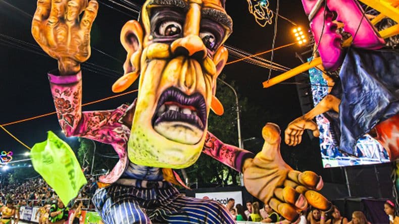 El Carnaval Artesanal. Las carrozas y muñecos son hechos con la técnica de la ca