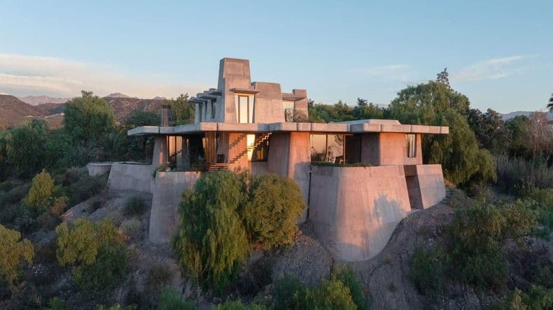 Dos arquitectos que triunfan en Londres diseñaron una casa brutalista que brota de un cerro mendocino