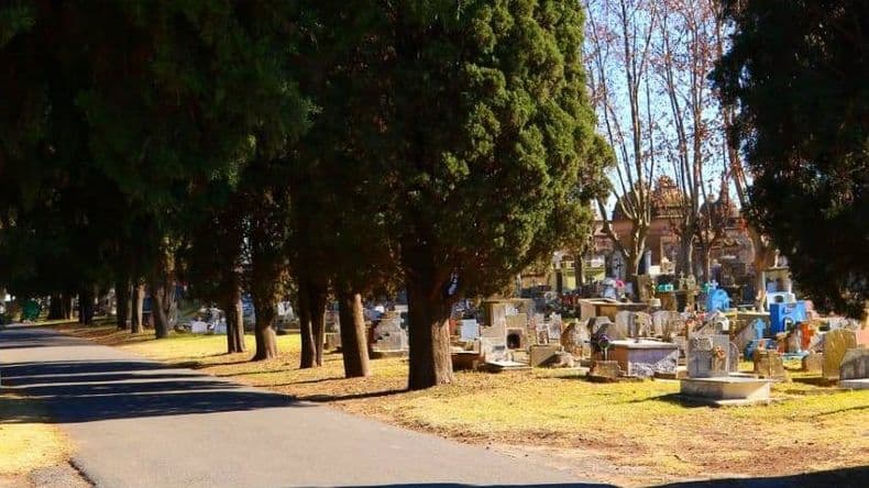 Una mujer joven intentó quitarse la vida frente a la tumba de sus abuelos