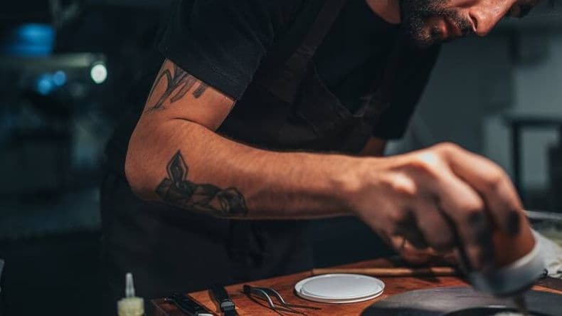 Desde sus inicios como plomero hasta la dirección de Costa 7070, Pedro sigue dem