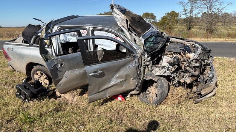 Choque en la autopista: hospitalizan al conductor de una chata, tras ser embestido por una pick up