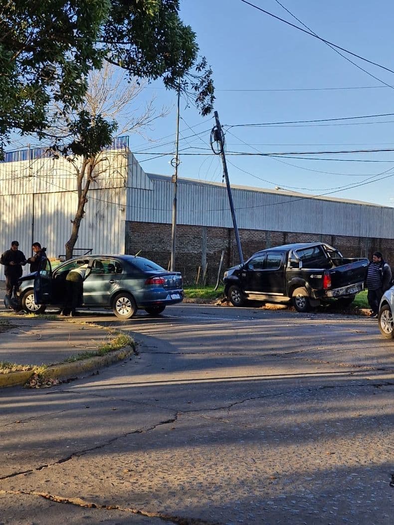 Chocaron un auto y una camioneta en la esquina de la Terminal