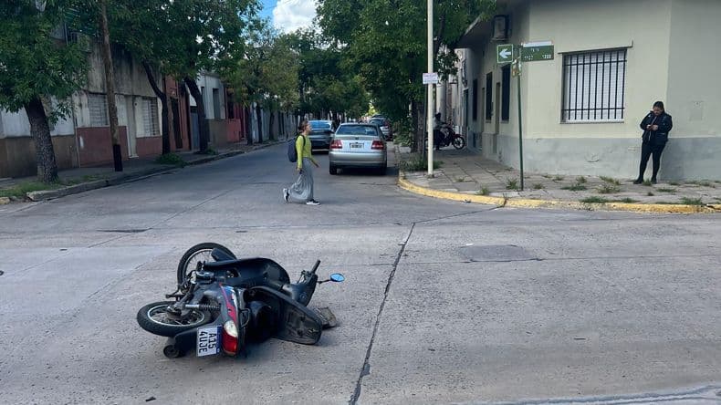 El choque de una moto y un auto provocó doble fracturas en las piernas del conductor del rodado menor
