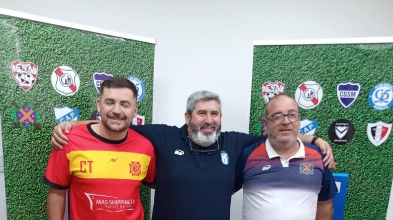 Los dos entrenadores junto al presidente de la Liga Nicoleña de Fútbol.