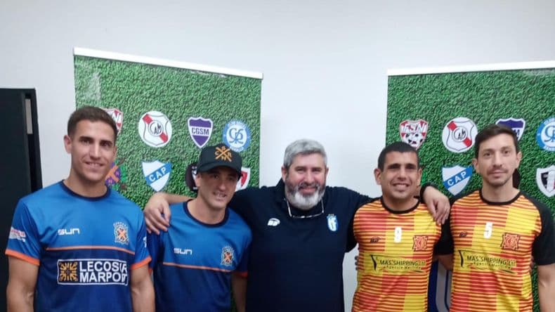 Sandro García, presidente de la Liga Nicoleña de Fútbol junto a los jugadores de