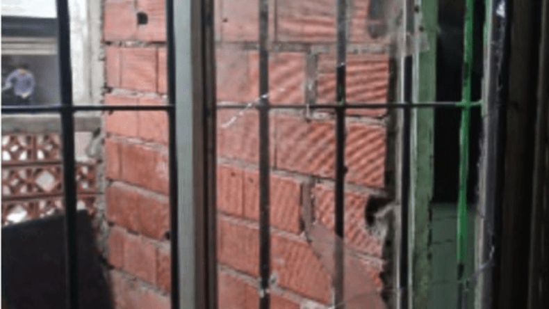 Violento ataque en barrio Las Mellizas de San Nicolás. Destrozaron una casa y golpearon a un joven